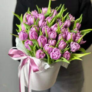 Букет тюльпанов в шляпной коробке